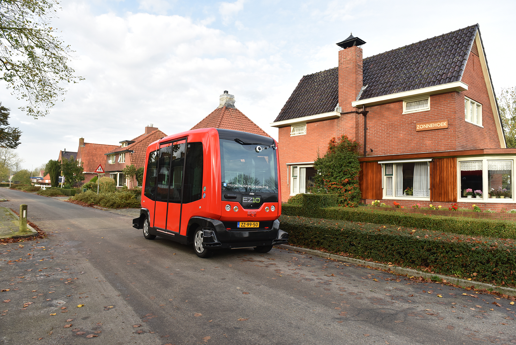 Rode zelfrijdende bus in Loppersum