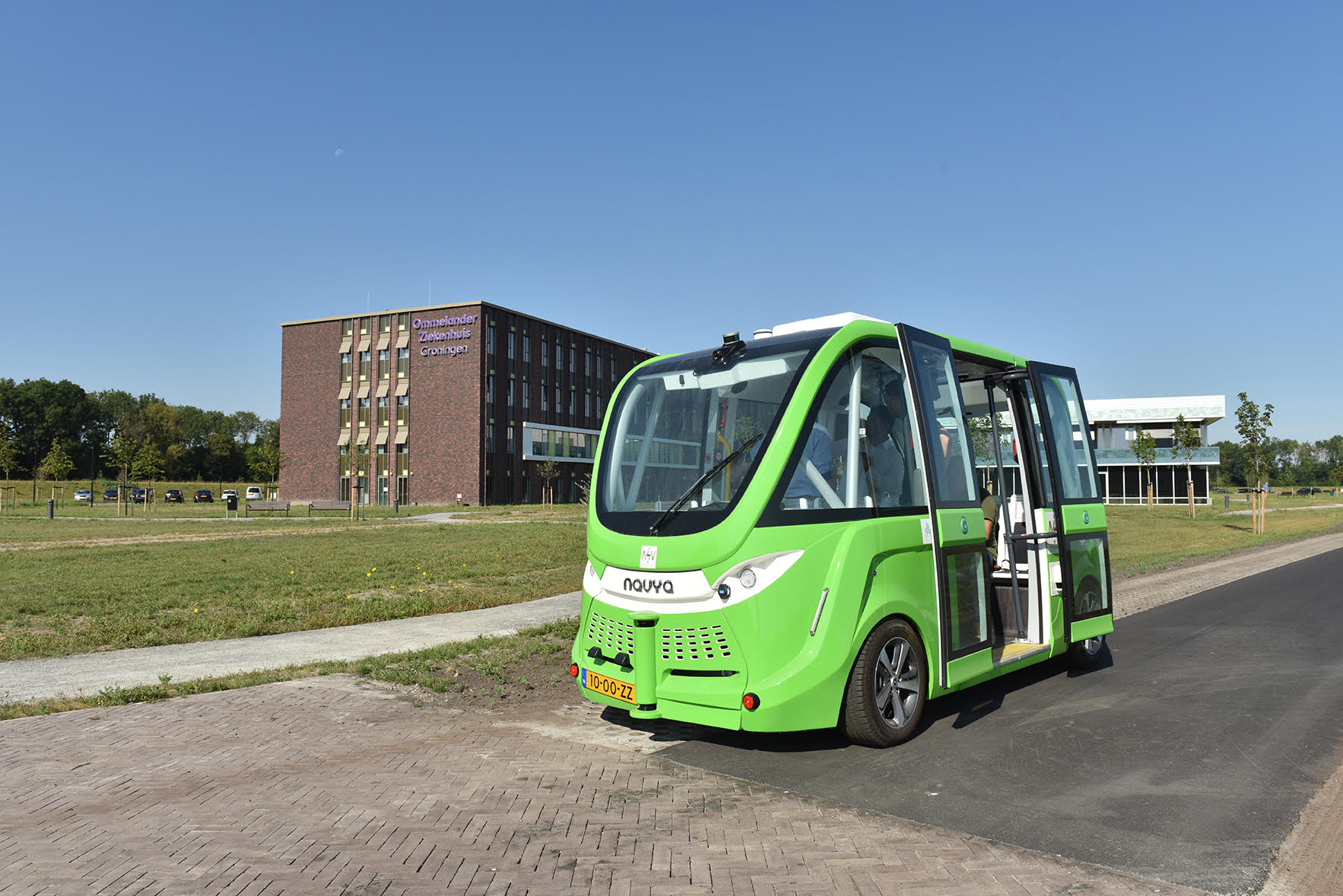 Zelfrijdende shuttlebus in de omgeving van het Ommelander Ziekenhuis