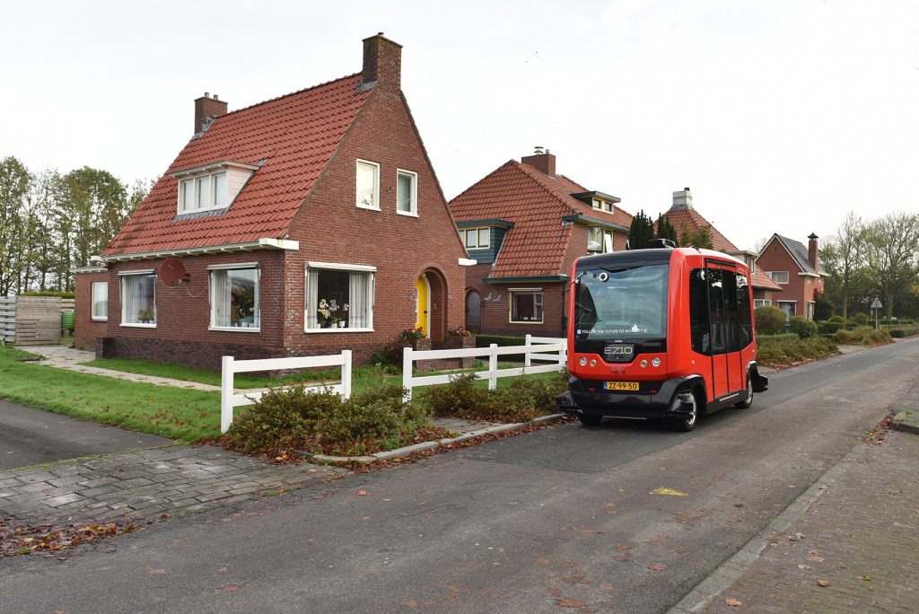 Zelfrijdende bus voor een woonhuis in Loppersum