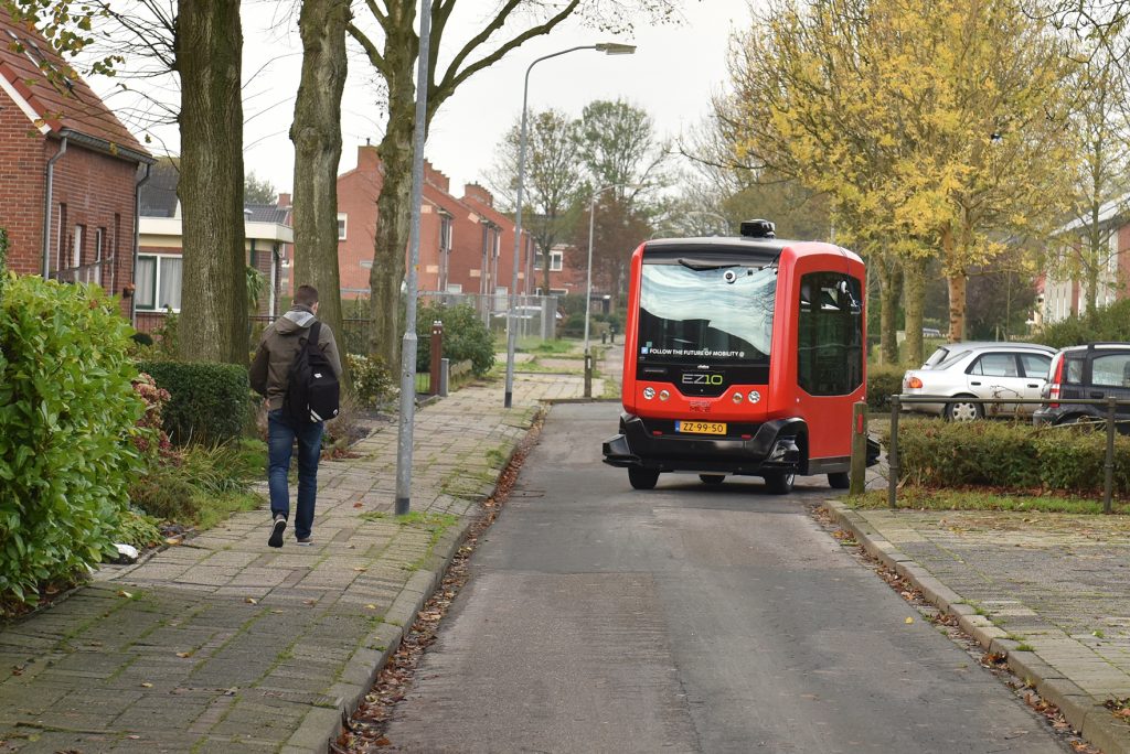 Zelfrijdende bus op smalle weg in Loppersum.