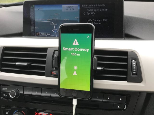 Mobiele telefoon in een houder in een auto
