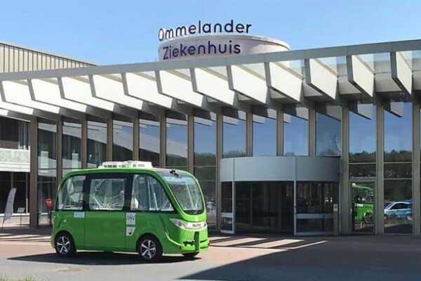 Zelfrijdende shuttlebus geparkeerd voor het Ommelander Ziekenhuis