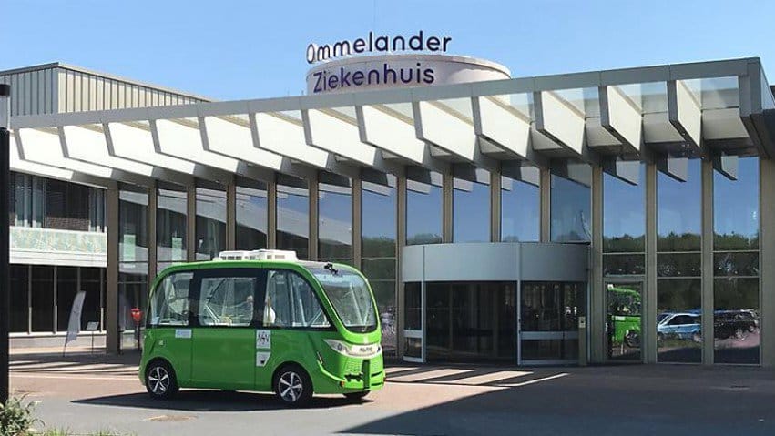 Zelfrijdende shuttlebus geparkeerd voor het Ommelander Ziekenhuis