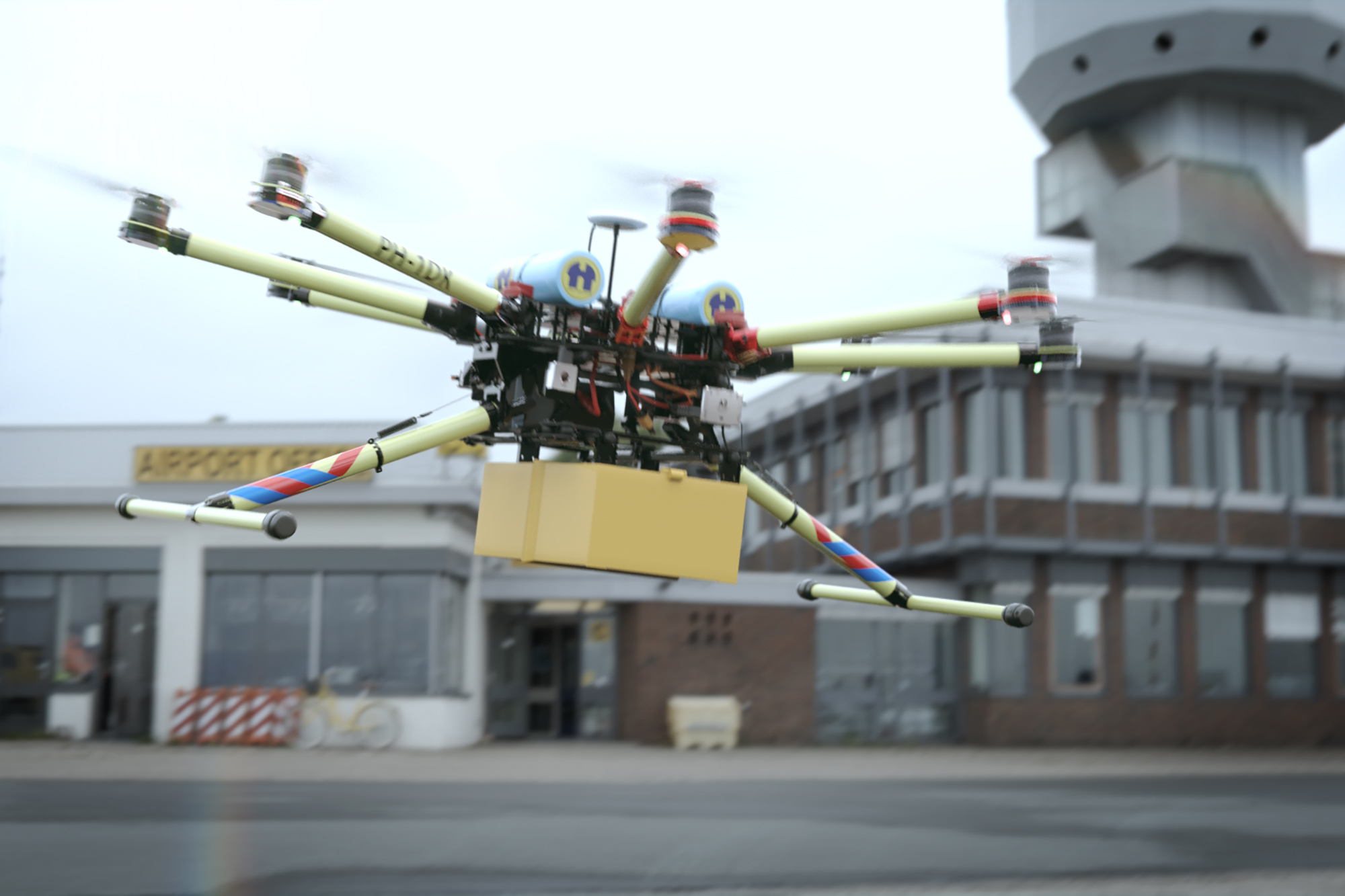 Medical Delivery drone vliegt voor een gebouw bij DroneHub Groningen Airport Eelde.