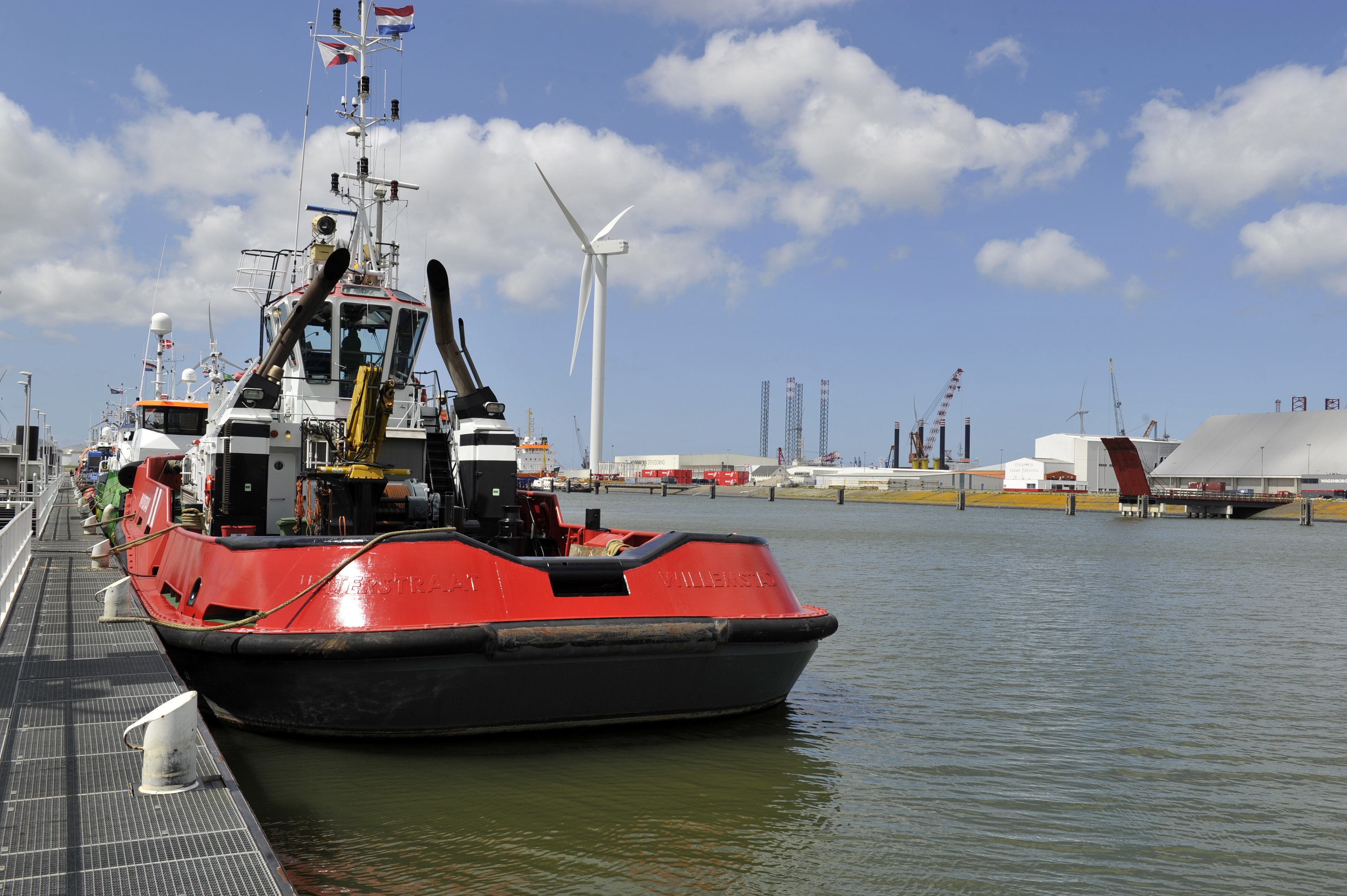 Boten aangemeerd in de Eemshaven.