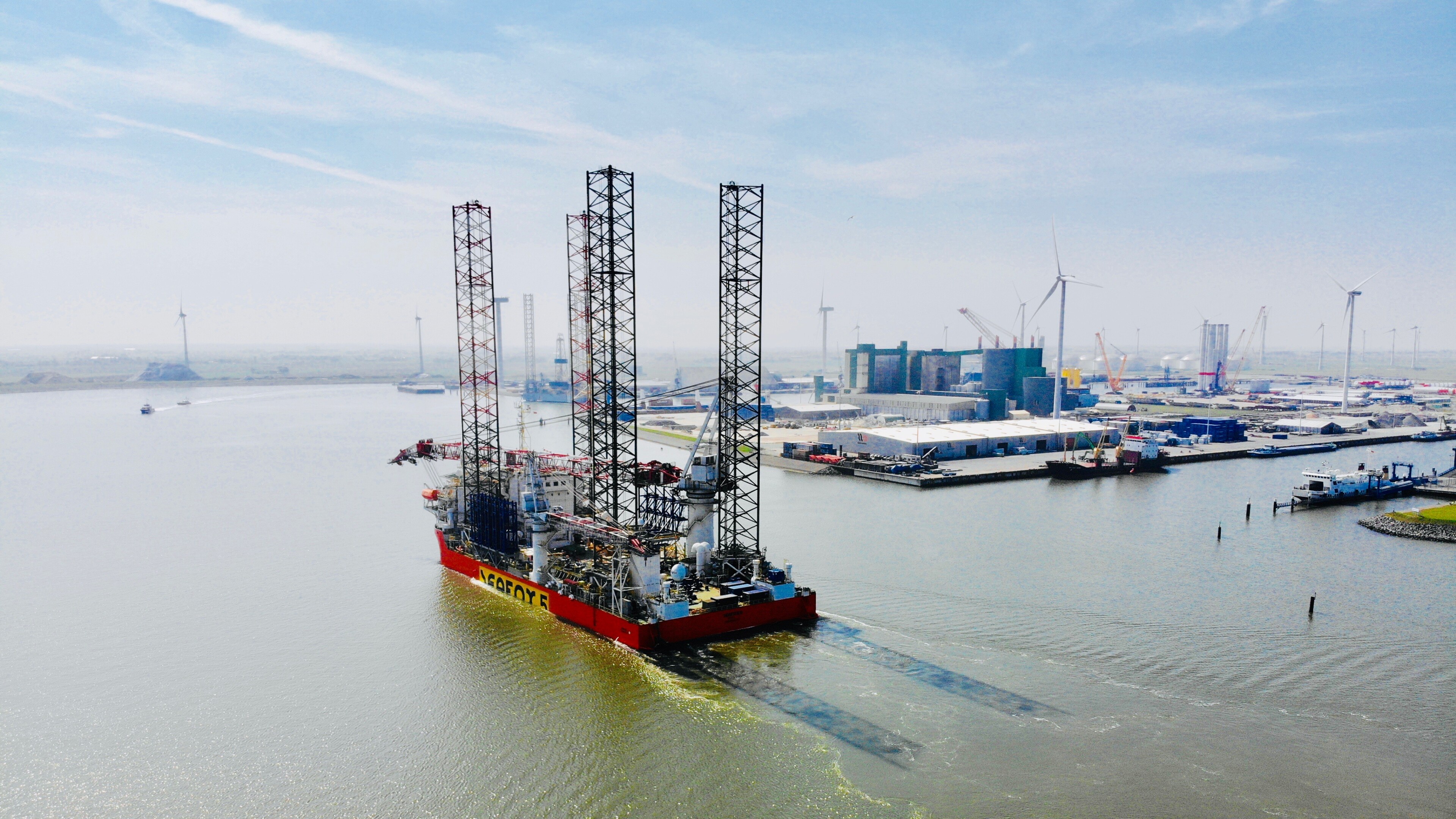 Een luchtfoto van een Seafox 5, groot installatievaartuig, in de Eemshaven.