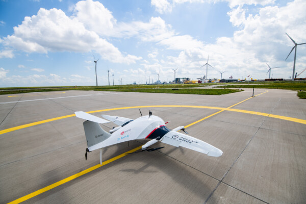 Een drone op een landingsbaan voor windturbines bij Delfzijl.