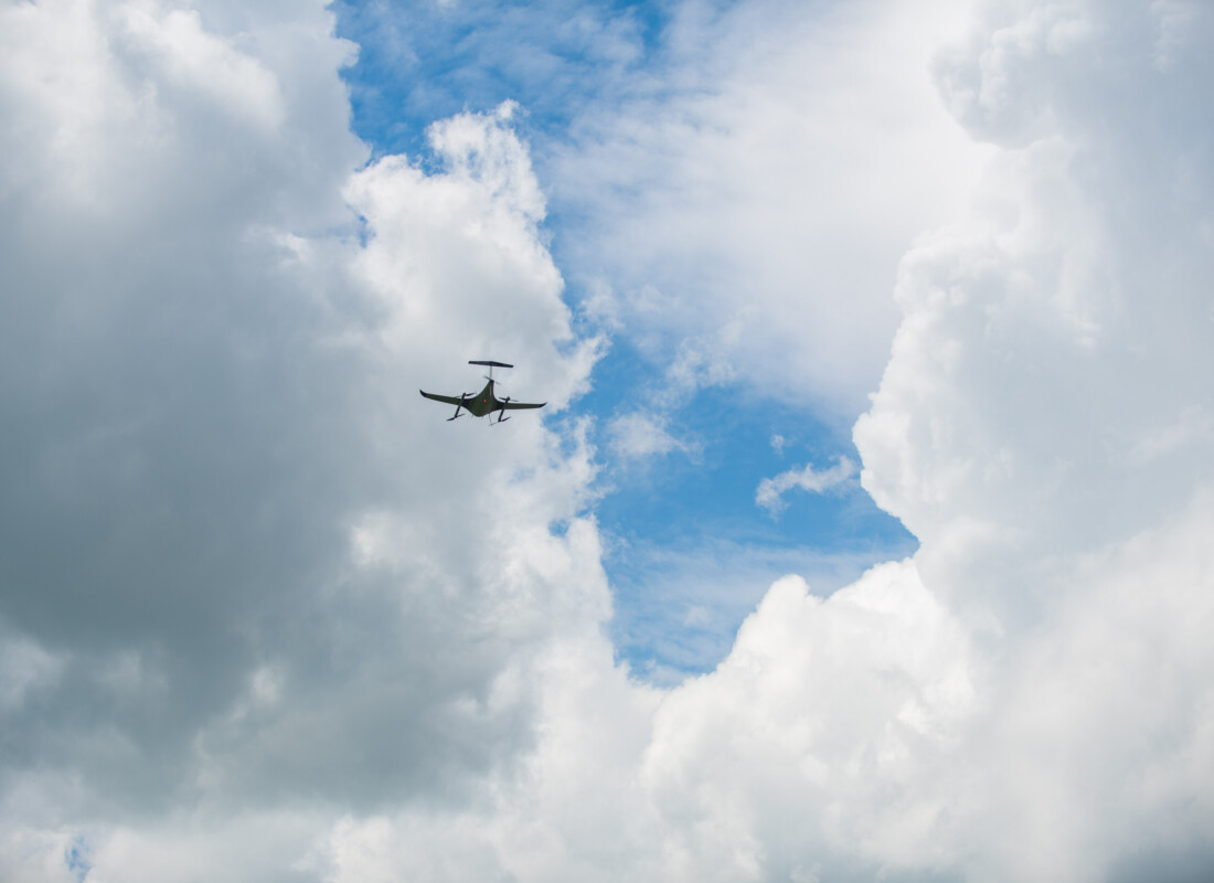 Een drone dat door een bewolkte hemel bij Delfzijl vliegt.