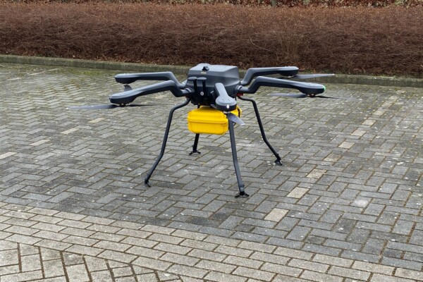 Een AED-drone op een parkeerplaats