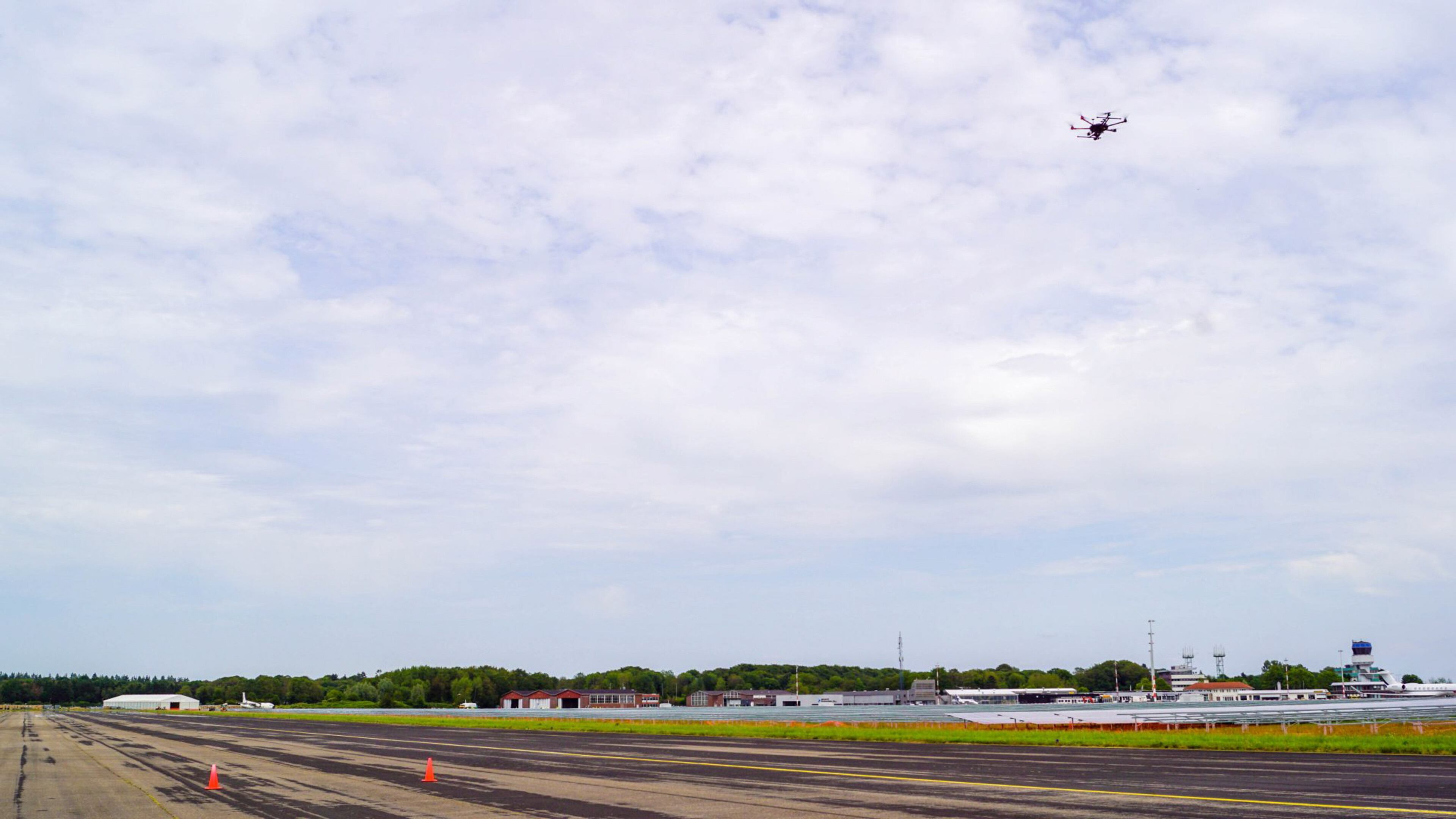 Een drone vliegt over een landingsbaan.