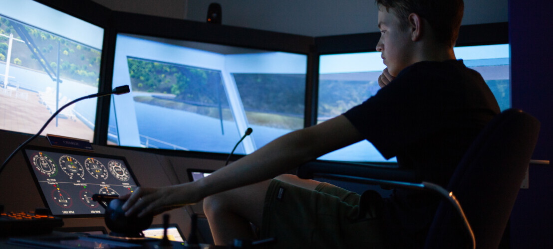 Student volgt training voor het varen met schepen in een virtuele omgeving in het simulatorencentrum van de Maritieme Academie Harlingen