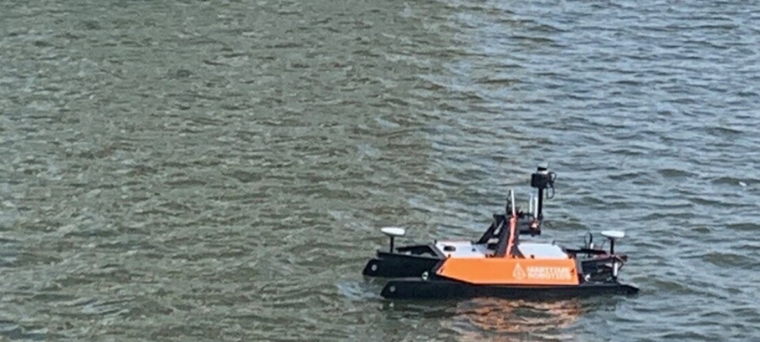 Maritieme drone inspecteert vrachtschip in Eemshaven