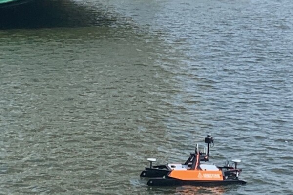 Maritieme drone inspecteert vrachtschip in Eemshaven