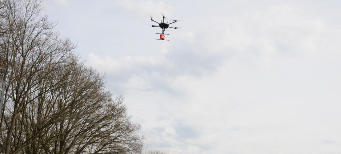 Drone met pakketje in de lucht bij de Hub in Borger langs de N34.