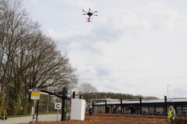 Drone met pakketje in de lucht bij de Hub in Borger langs de N34.