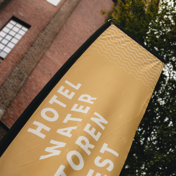 Gele banner met "Hotel Water Toren West".