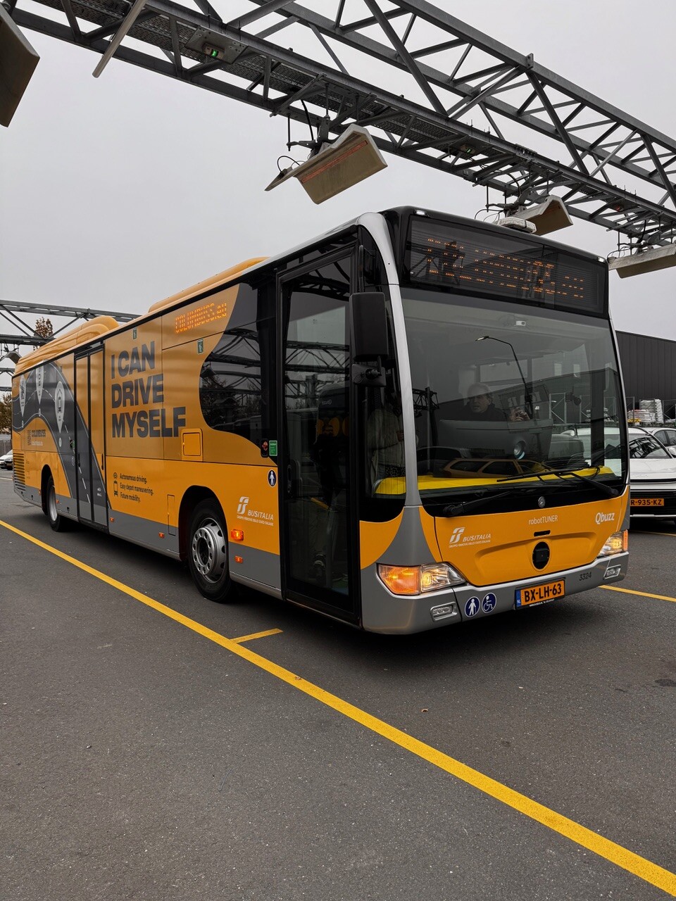 Bus die autonoom gaat rijden op terrein van Qbuzz in Groningen