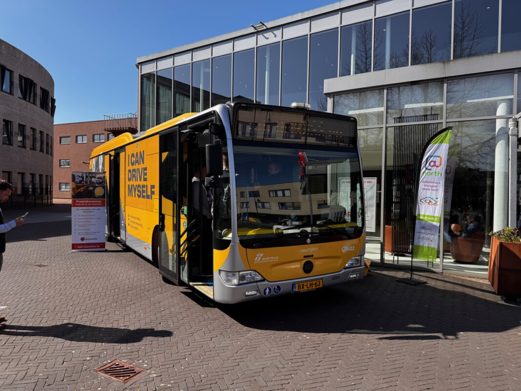 Bus die autonoom gaat rijden op terrein van Qbuzz in Groningen.